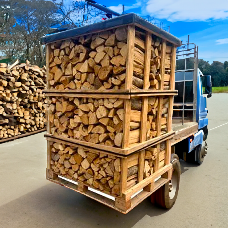 Trockenes Brennholzscheit 1m auf einer Palette (2 Kubikmeter)